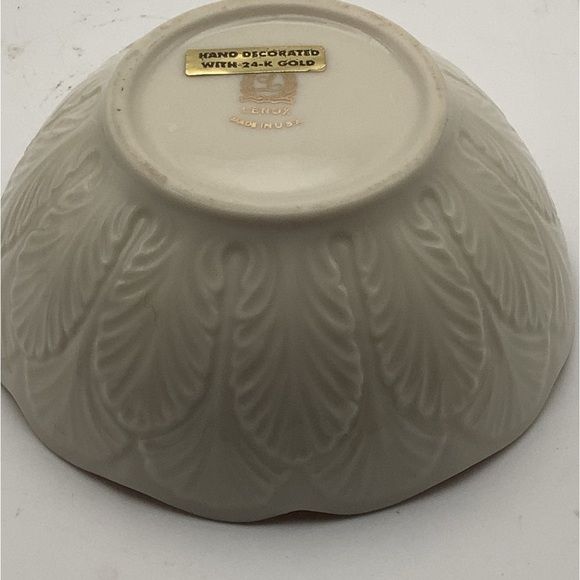 Two Classic Lenox Small Embossed Bowls - Picture 11 of 12